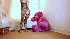 رقص باسن و بدن نمایی دختر هورني و