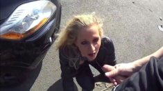 Outdoor Blowjob - Schwanzlutscherin Im Freien!