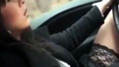 Elle se fait jouir en conduisant