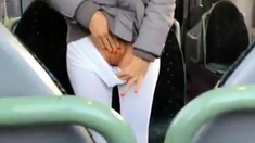 Menina mostrando os peitos e a xota no onibus